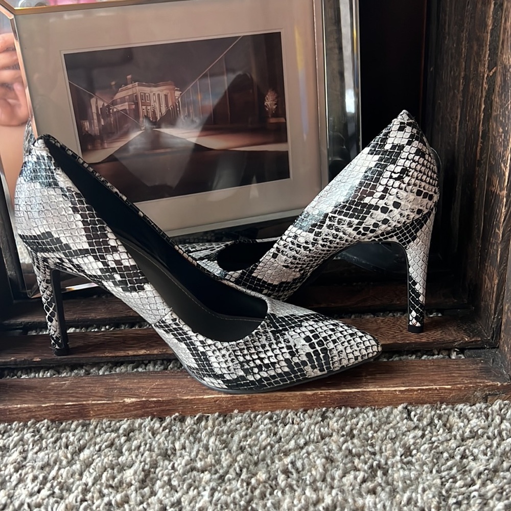 Pumps - Picture 2 of 4